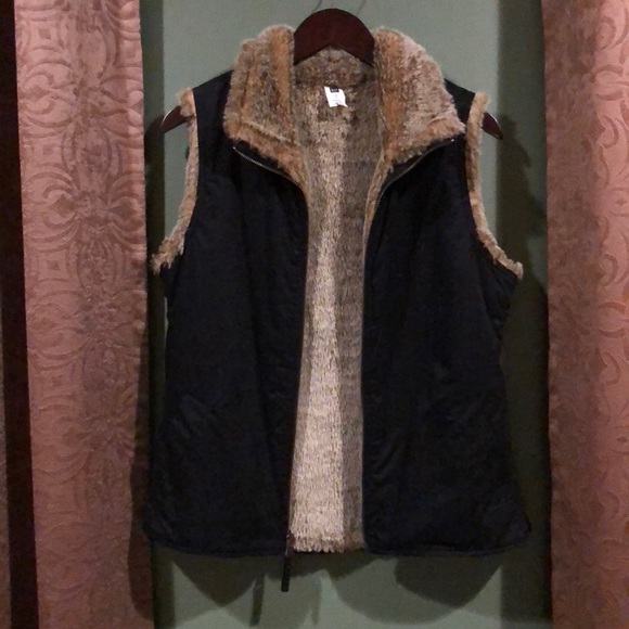 GAP Reversible Faux Fur Vest - Picture 3 of 5